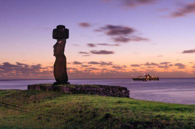 В среднем статуи моаи 3-5 метров в высоту.
