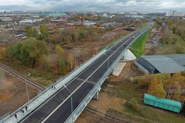 Делать переезд на шоссе - не выгодно, а мост должен подниматься плавно. ¦Фото: Twitter.