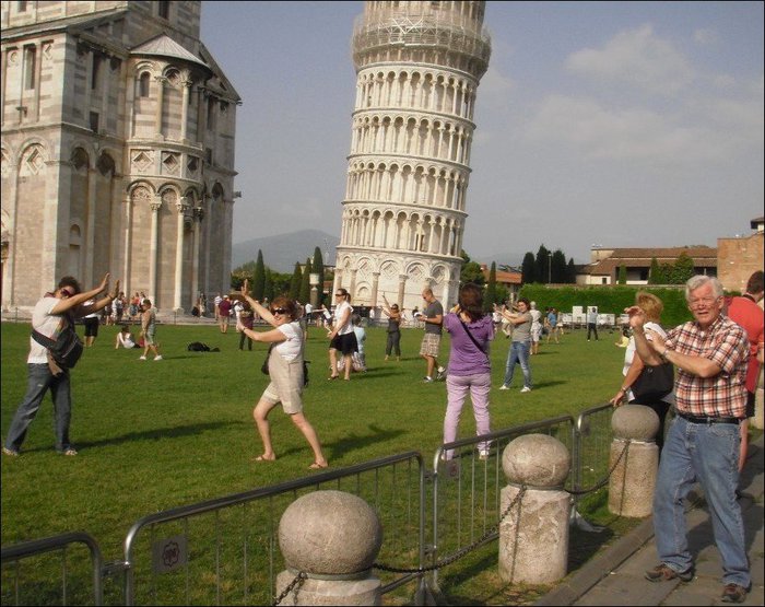 tourists-posing-02 (700x555, 96Kb)