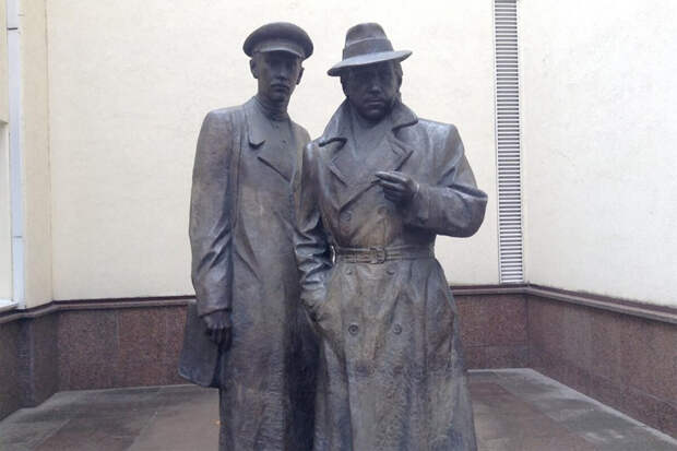 Памятник Жеглову и Шарапову, установленный у здания МВД в Киеве, планируют снести