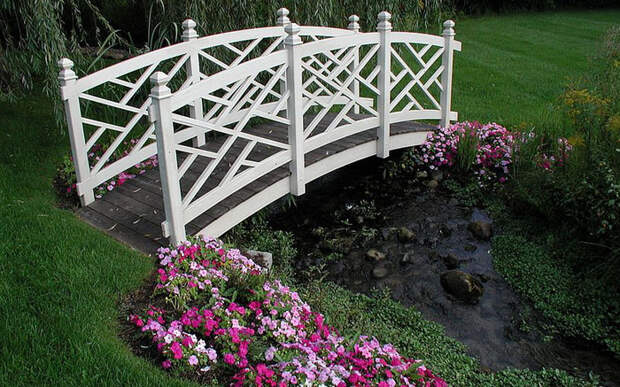 Белый мост через ручей от Specialty Gardens