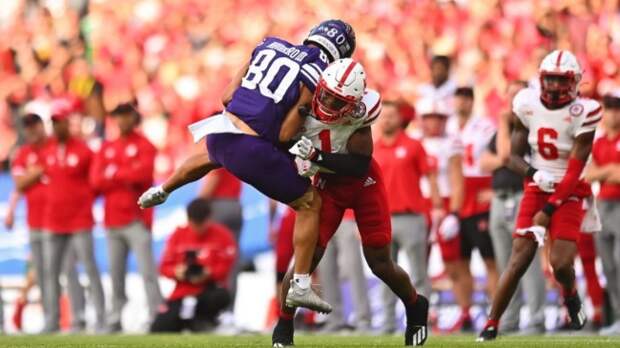 Decoldest Crawford making a tackle