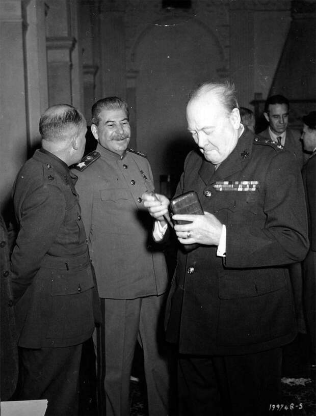 12. Сталин и Черчилль на Ялтинской конференции, февраль 1945 года история, раскрашено, фотографии