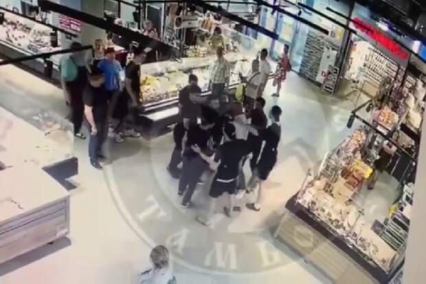 В Тамбове группа подростков пыталась избить сотрудника "Сытного базара"