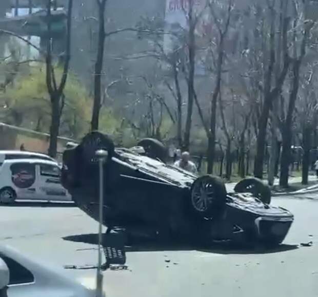 «Не успел затормозить»: жесткое ДТП с «перевертышем» произошло во Владивостоке
