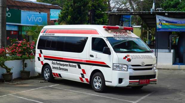 Мать двоих детей села за скутер на Бали и переломала кости в аварии