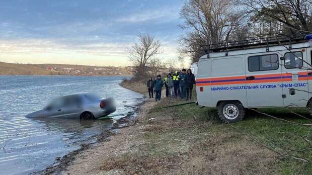 Машина съехала в водохранилище в Крыму – погибли два человека и собака