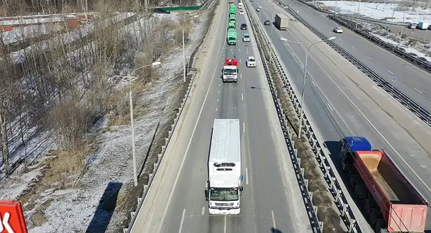 Владимир Познер «заставил» российских водителей помыть свои грузовики