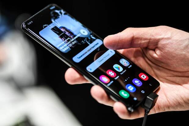 «Ведомости»: рынок смартфонов в России сократился почти на четверть в 2025 году