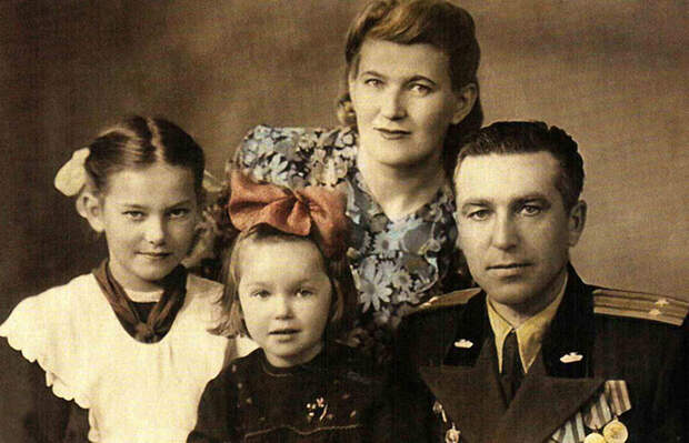 Наташа Гвоздикова (в центре) с мамой Натальей Николаевной, папой Федором Титовичем и сестрой Людмилой семья, слушают, фото
