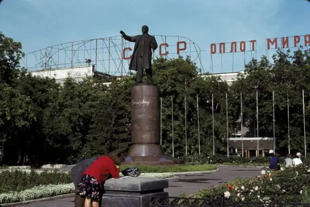 Памятник Ленину возле станции. СССР, Омск, 1979 год. 
