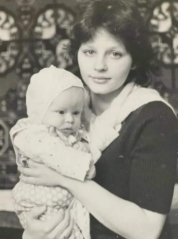Юлия Пересильд в детстве с мамой, фото из открытого источника "Яндекс. Картинки."