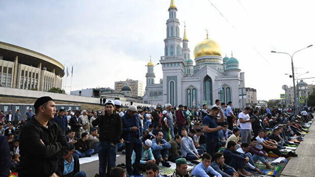 Верующие на богослужении в честь праздника Курбан-Байрам у Московской соборной мечети Верующие на богослужении в честь праздника Курбан-Байрам у Московской соборной мечети