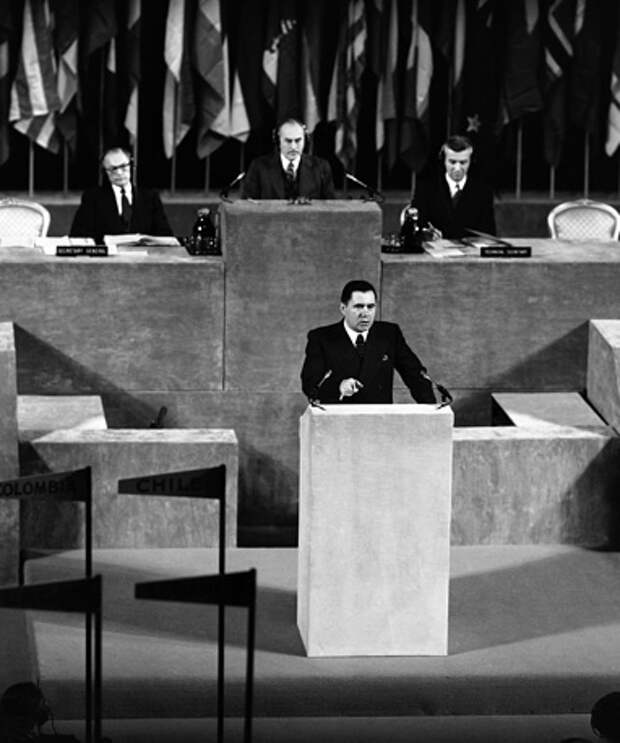Советский дипломат Андрей Громыко во время подписания Сан-Францисского мирного договора, 8 сентября 1951 года 