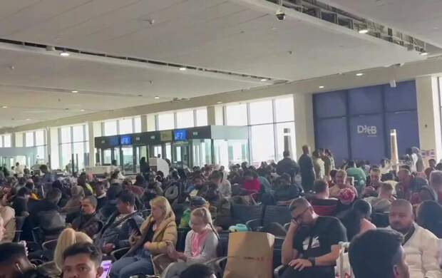 "С авиаперевозчиком связаться не могу": тысячи российских туристов продолжают оставаться в ОАЭ