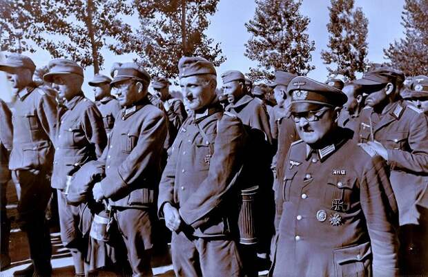 Немецкие офицеры под конвоем советских военнослужащих в Киеве, 1944 год.