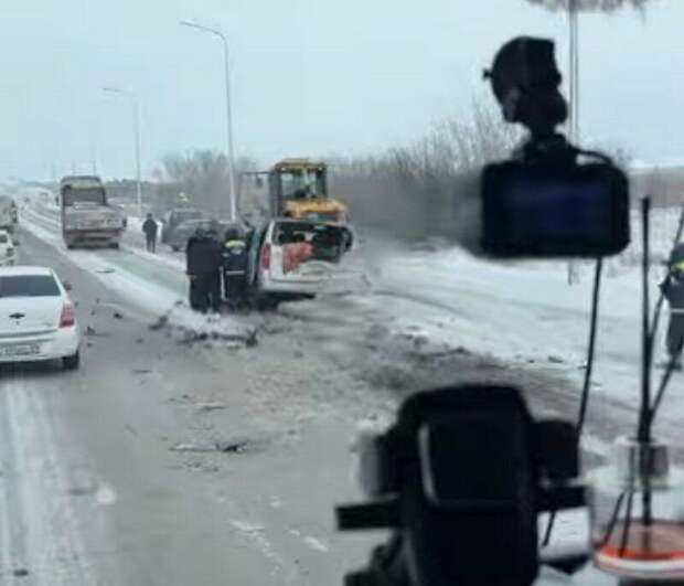 На трассе Караганда-Темиртау Hyundai врезался в снегоуборочную технику