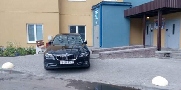 В Минске жители заблокировали BMW, заехавший на тротуар к подъезду bmw, авто, автоместь, автохам, быдло, видео, двор, парковка
