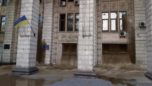 «Знак свыше»: зловонной массой из канализации затопило здание Минэнерго Украины