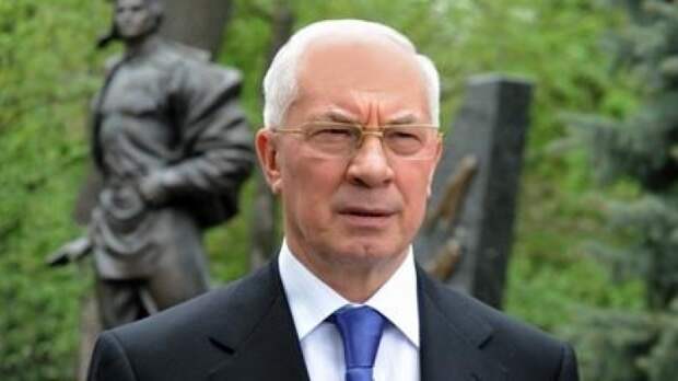 Азаров: Порошенко не смог договориться с Онищенко и должен уйти в отставку