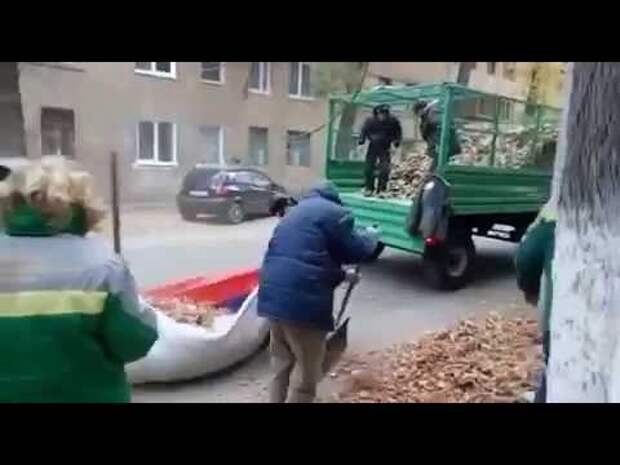 В Волгограде управляющая компания собирала мусор в российский триколор