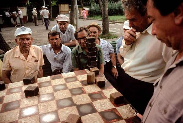 Игра в шахматы и шашкиа на приморском бульваре в Сочи 1981 год, СССР, история, люди, фото