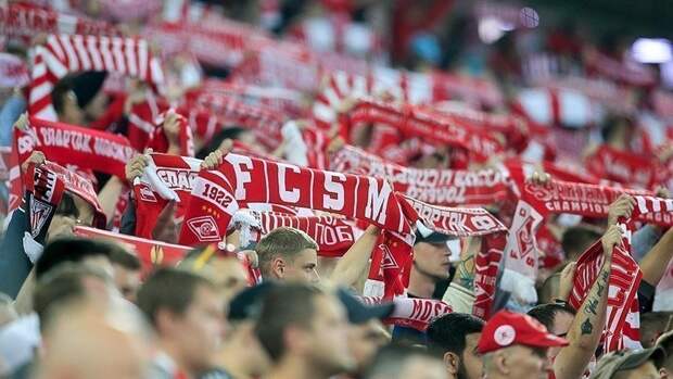 Фанаты «Спартака» вывесили оскорбительный баннер в ответ на перфоманс «Легии» в Москве