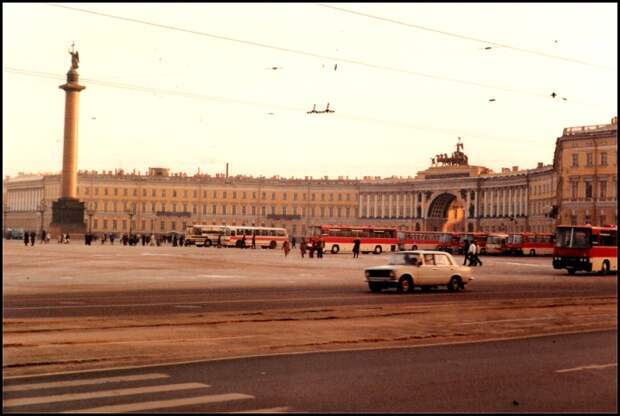 Дворцовая площадь. СССР, Ленинград, 1985 год.