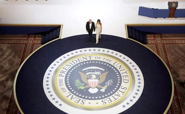Президент США Дональд Трамп с первой леди Меланьей Трамп во время торжественного бала по случаю инаугурации