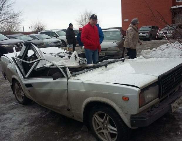 В Бийске упавший с крыши лед раздавил автомобиль ВАЗ Бийск, весна
