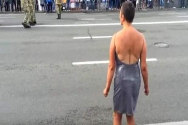 Мужчина в платье пристроился к участникам репетиции парада в Киеве