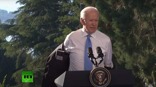 Байден скинул пиджак во время пресс-конференции после встречи с Путиным