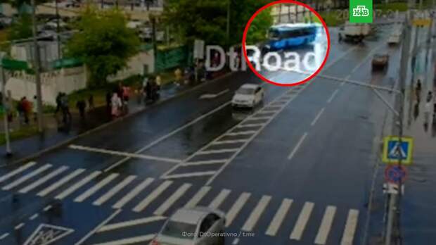 Автобус вылетел на тротуар после ДТП на юго-востоке Москвы