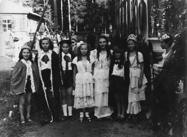 1950-е. Карнавал в пионерском лагере Ленино