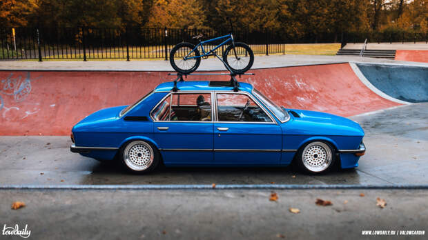 Редкий янгтаймер BMW E12 на кастомной подвеске