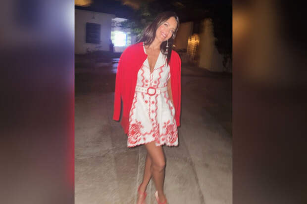 Актриса Джессика Альба снялась в платье с глубоким декольте