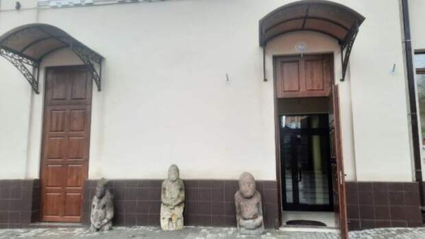 Каменные скифские изваяния на входе в музей