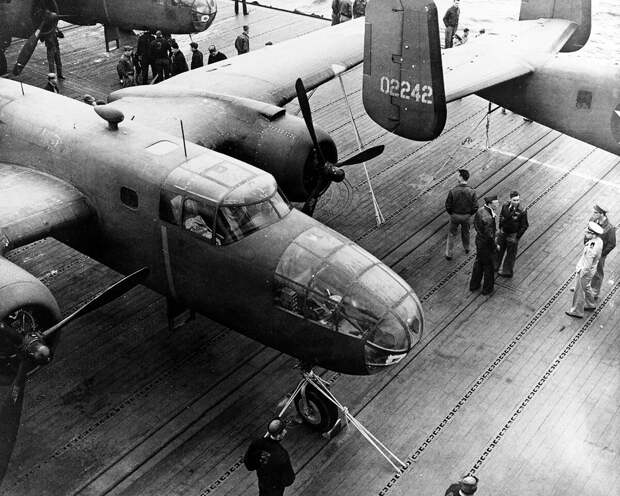 Бомбардировщик B-25 на палубе авианосца «Хорнет». Общественное достояние