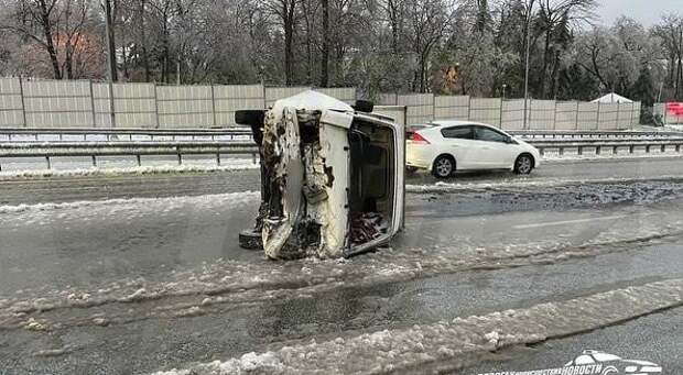 Во Владивостоке бетонная плита упала на машину из-за ледяного дождя