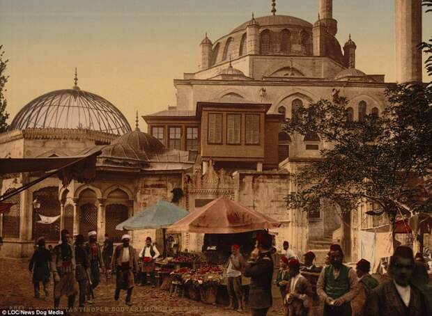 На этом интереснейшем снимке - мечеть и оживленная улица с торговыми шатрами в районе Константинополя под названием Скутари  Константинополь, османская империя, старые фотографии, фото в цвете, фотохром