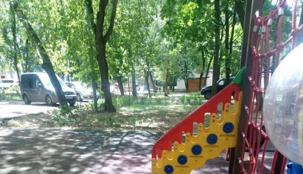 Во дворе на Менжинского покрасили детскую площадку