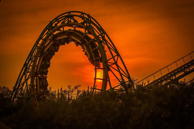 VIDEO: Man Catches Stranger’s Phone Mid-Air On 83-MPH Roller Coaster, Becomes Instant Legend