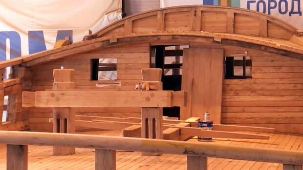 Закреплена последняя доска наружной обшивки корабля Петра I «Полтава»