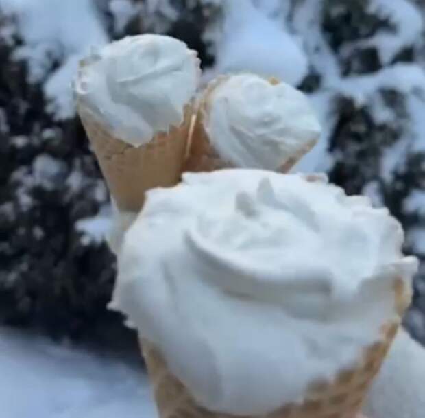 Мороженое в сугробе: новый зимний тренд набирает популярность среди россиян