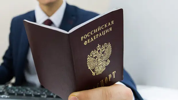 «Выучила присягу наизусть»: сторонница «антимайдана» и её дочь стали гражданами России после запроса RT