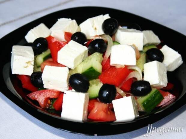 греческий салат с маслинами фото