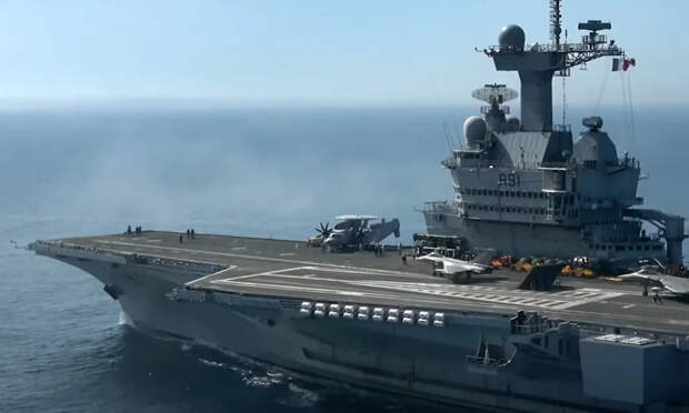 Авианосец «Шарль де Голль» не рискует входить в Красное море
