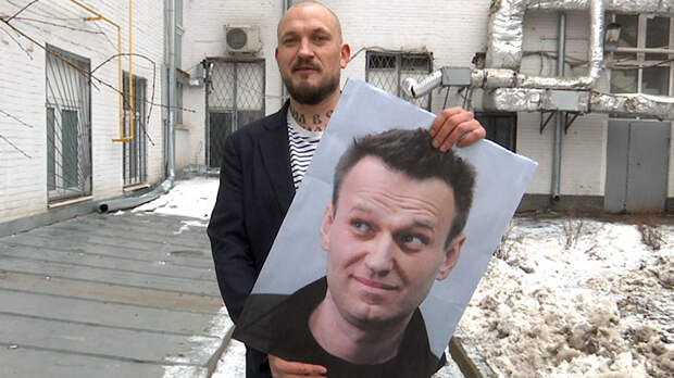Портрет в лифте: Навального надо было вызволять из мусорки, но мы не стали