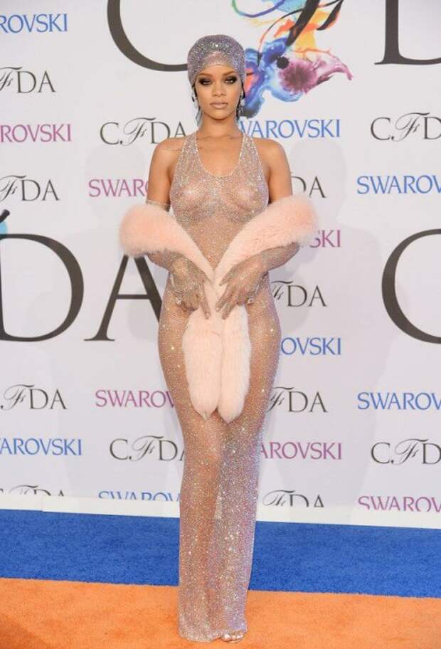 Рианна шокировала своим нарядом на церемонии награждения CFDA (19 фото)