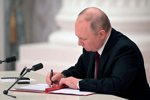 Путин подписал указ о награждении госнаградами покинувших кабмин министров